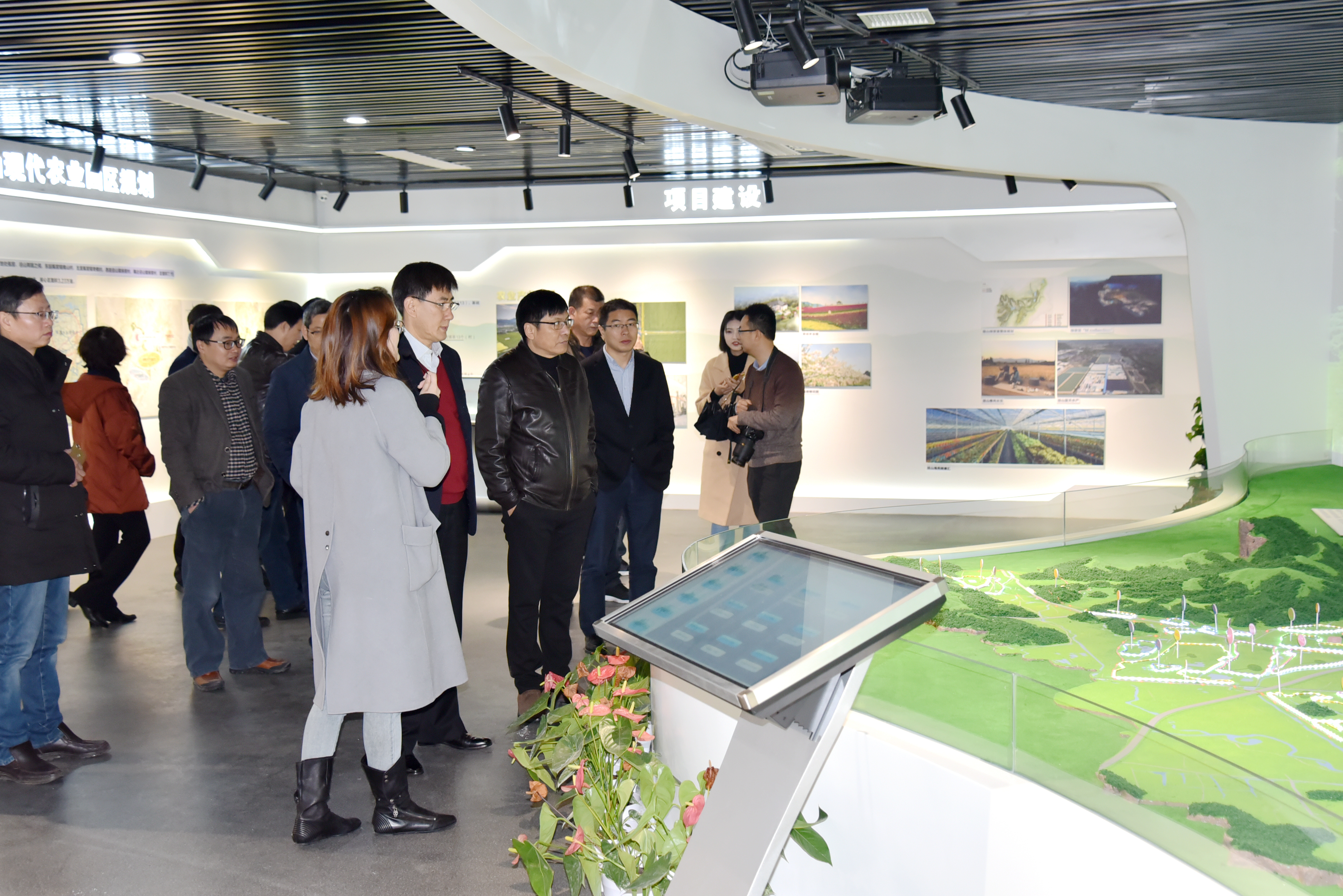 浙江省供銷(xiāo)合作經(jīng)濟學(xué)會(huì )會(huì )長(cháng)王東方一行考察浙茶集團特種茶中心