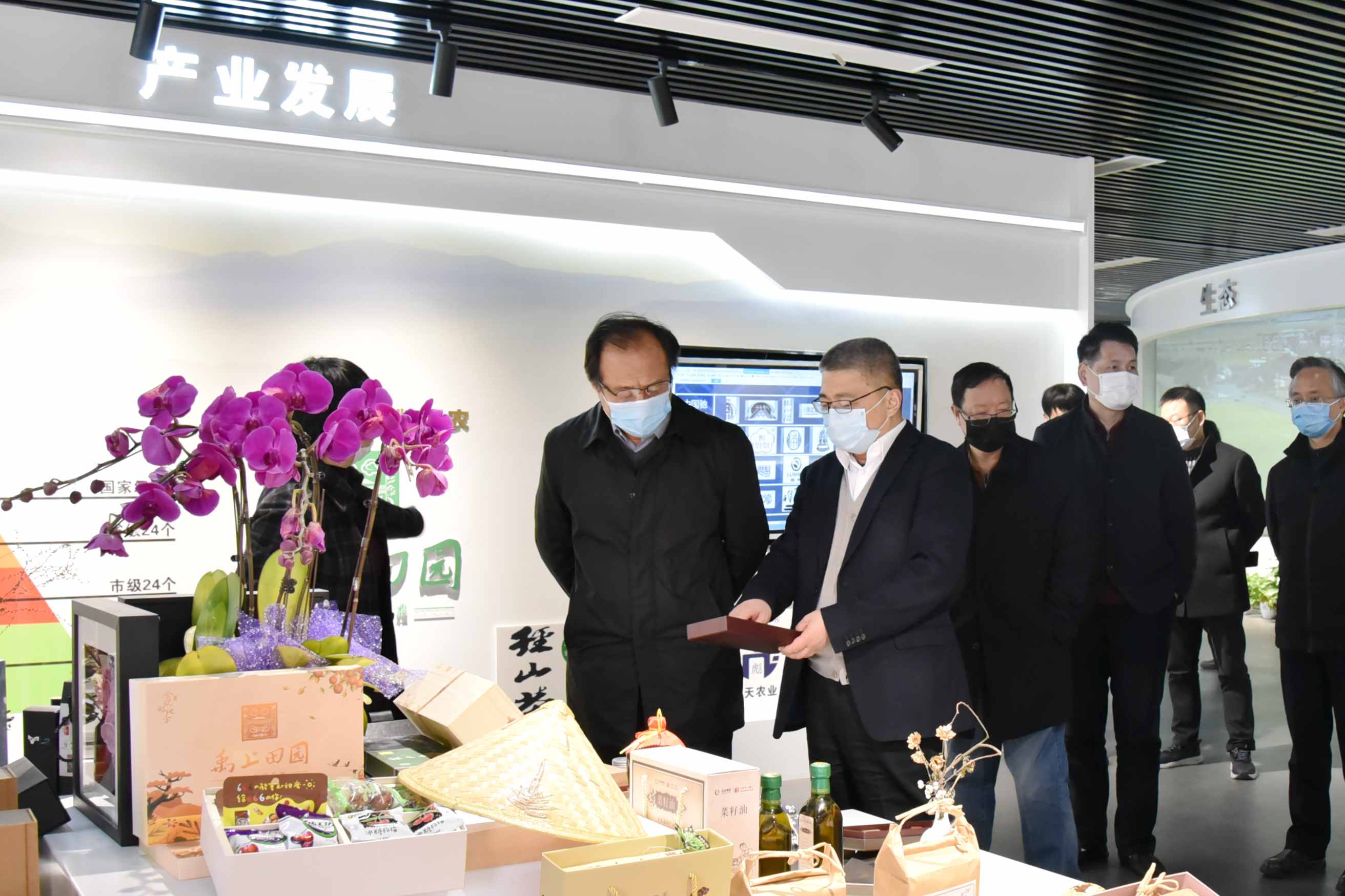 杭州市政協(xié)黨組副書(shū)記、副主席翁衛軍一行調研浙茶集團特種茶中心