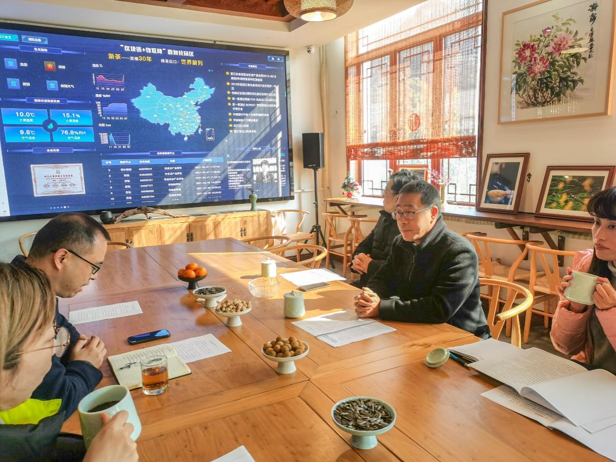 杭州西湖風(fēng)景名勝區管理委員會(huì )副主任余金良一行到浙茶集團獅峰茶業(yè)公司考察調研
