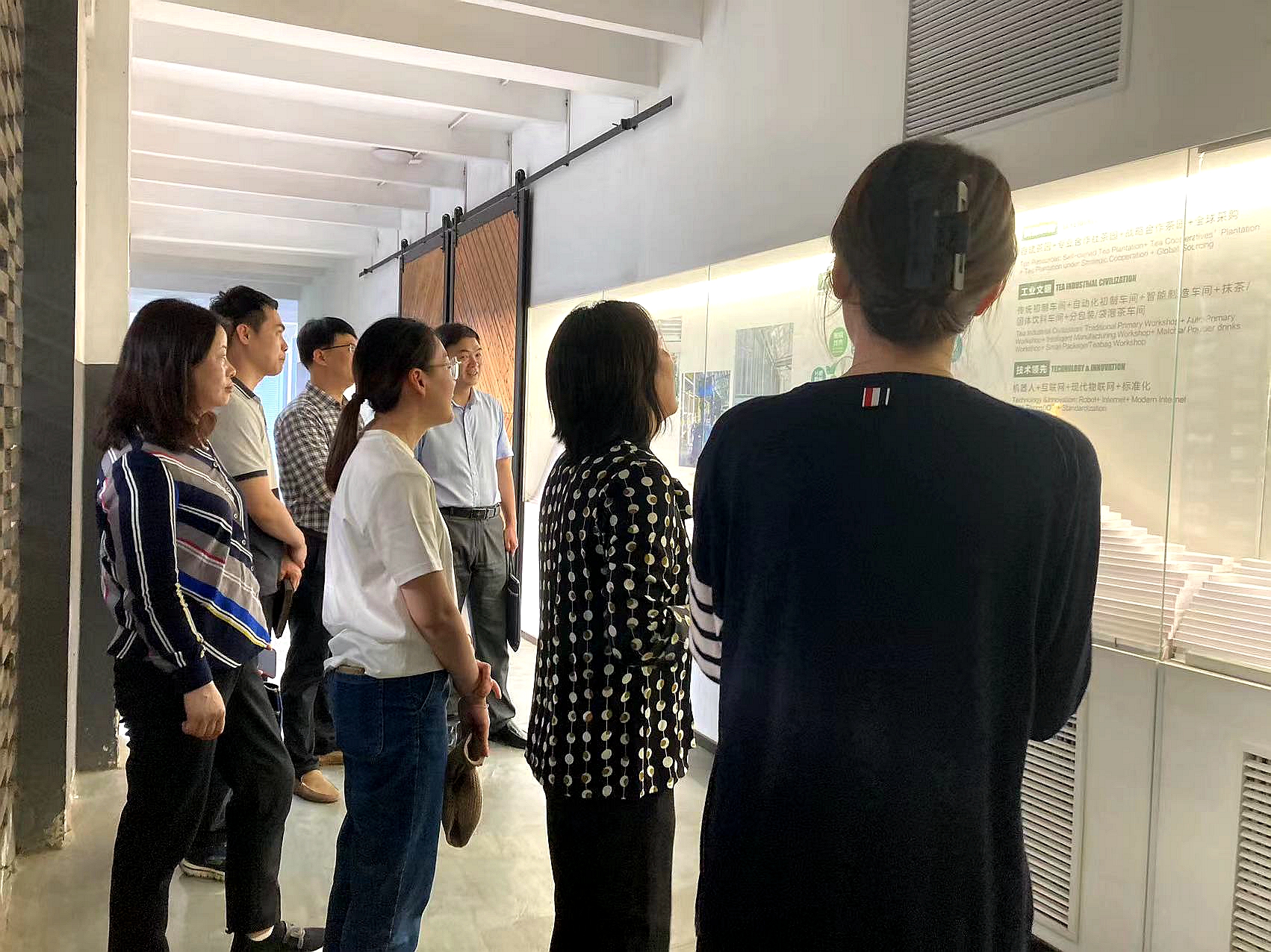 省財政廳經(jīng)濟建設處二級調研員樓慧芬一行到集團駱駝九宇考察調研