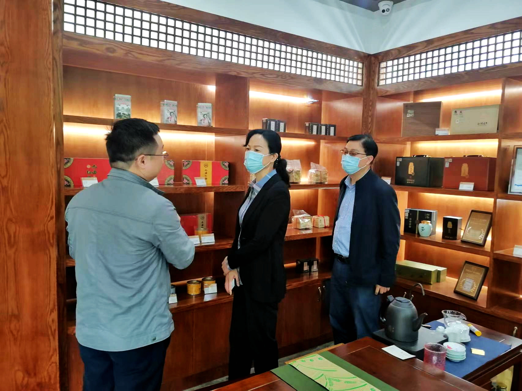 上城區政協(xié)黃愛(ài)芳主席一行來(lái)浙茶集團梅家塢體驗中心考察