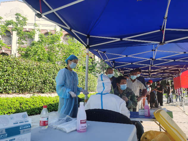 筑牢防疫第一線(xiàn) 獅峰黨員在行動(dòng) 浙茶集團獅峰茶業(yè)黨支部參加社區防疫志愿服務(wù)