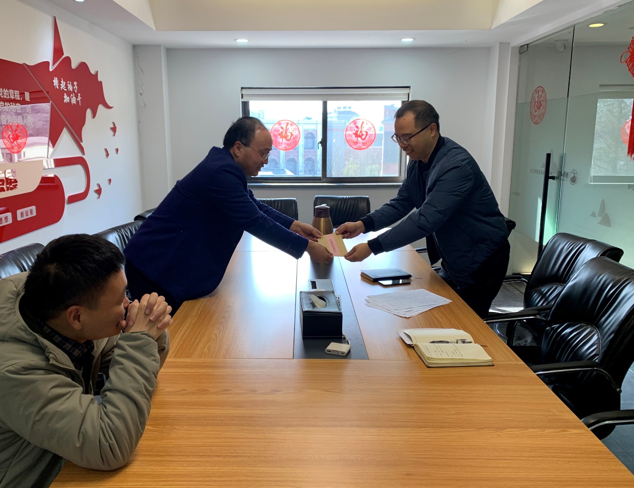 西湖區供銷(xiāo)社領(lǐng)導赴浙茶集團獅峰茶業(yè)公司開(kāi)工慰問(wèn)