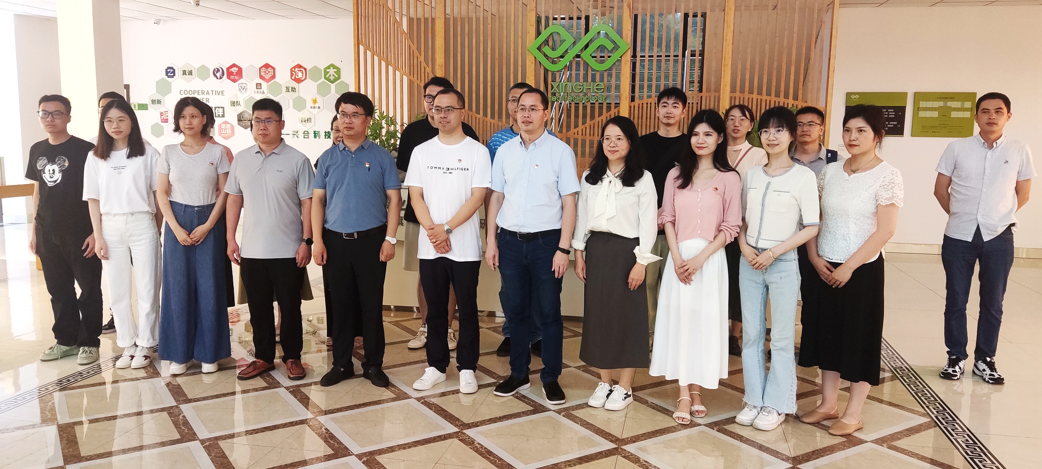 浙江經(jīng)貿職業(yè)技術(shù)學(xué)院合作經(jīng)濟學(xué)院實(shí)踐教學(xué)基地授牌儀式在浙茶集團興合科技公司順利舉辦