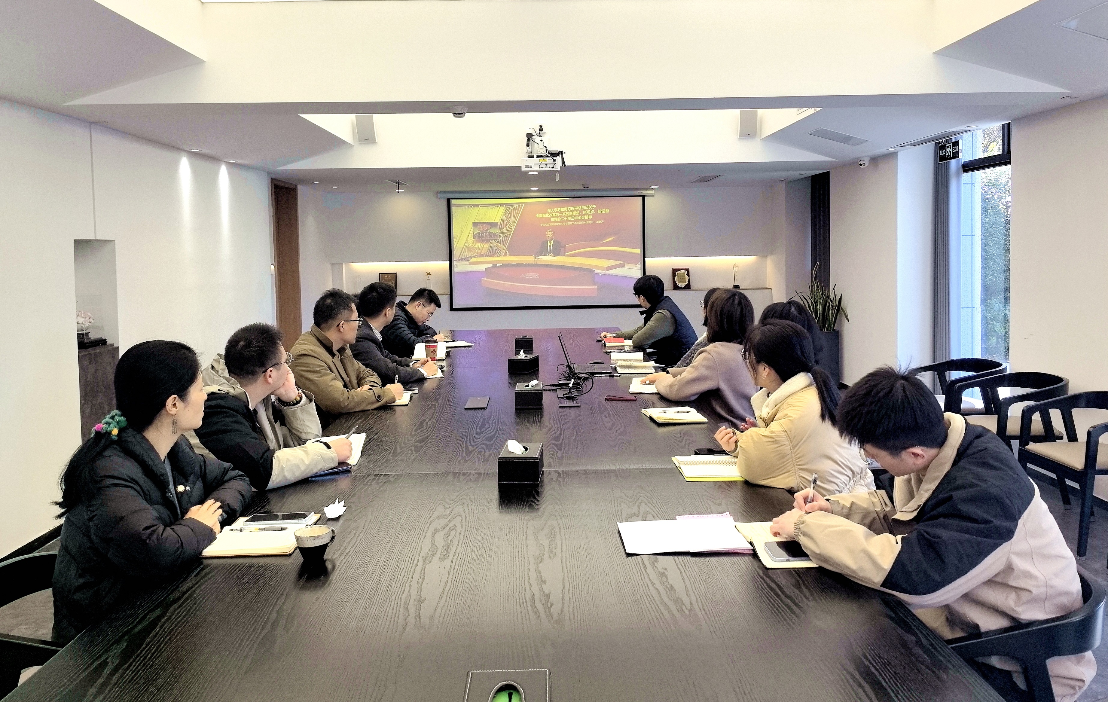 同上一堂課，奮楫篤行——獅峰茶業(yè)黨支部深入學(xué)習貫徹黨的二十屆三中全會(huì )精神